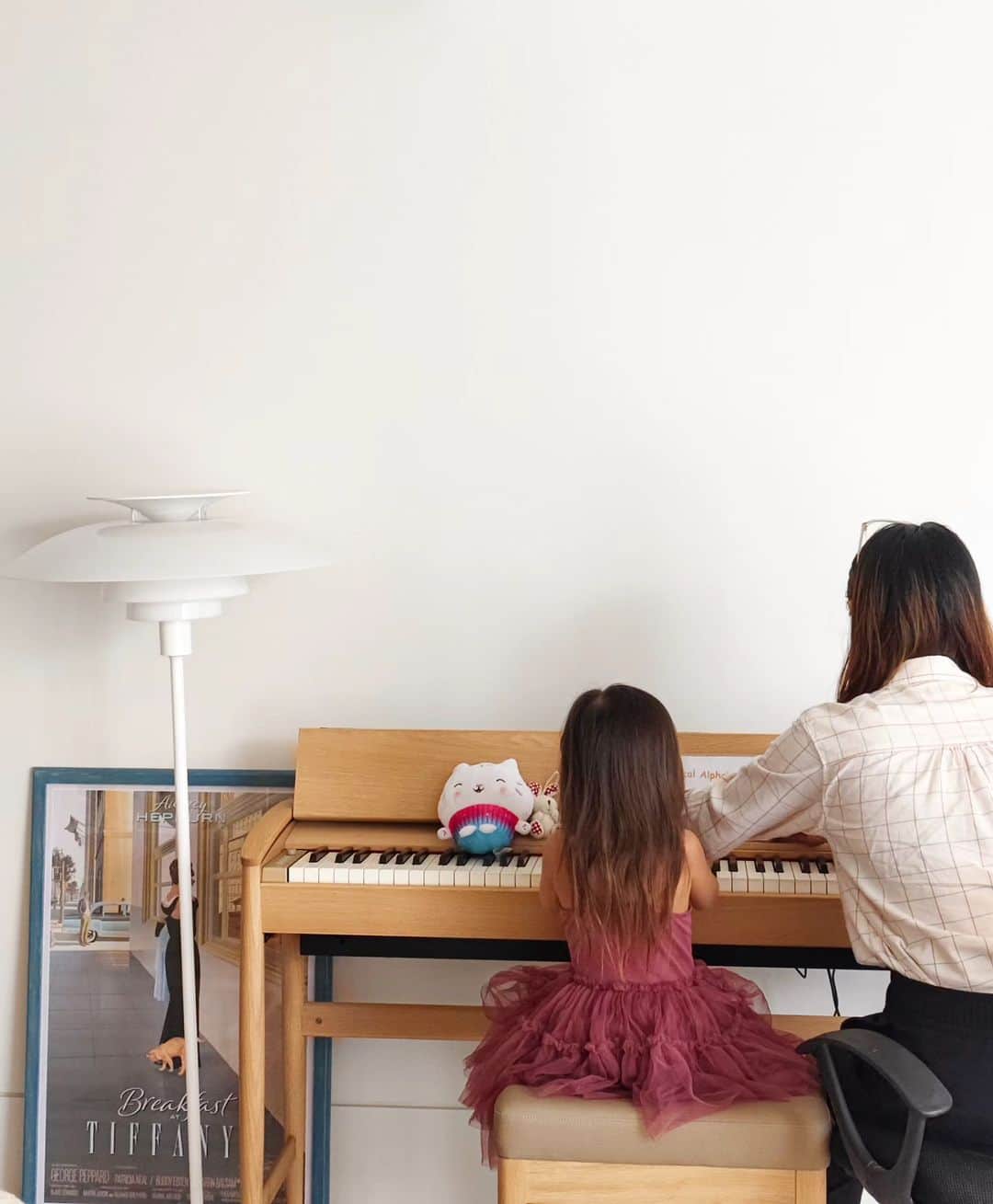 アン・カーティスのインスタグラム：「🌻🐰🦋 🎹」