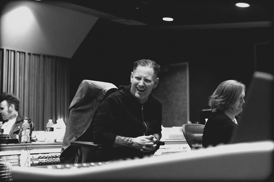 コリィ・テイラーさんのインスタグラム写真 - (コリィ・テイラーInstagram)「7 days away from ‘CMF2’.   Can’t wait for you all to hear it.  📷: @danvirchow」9月9日 5時47分 - coreytaylor