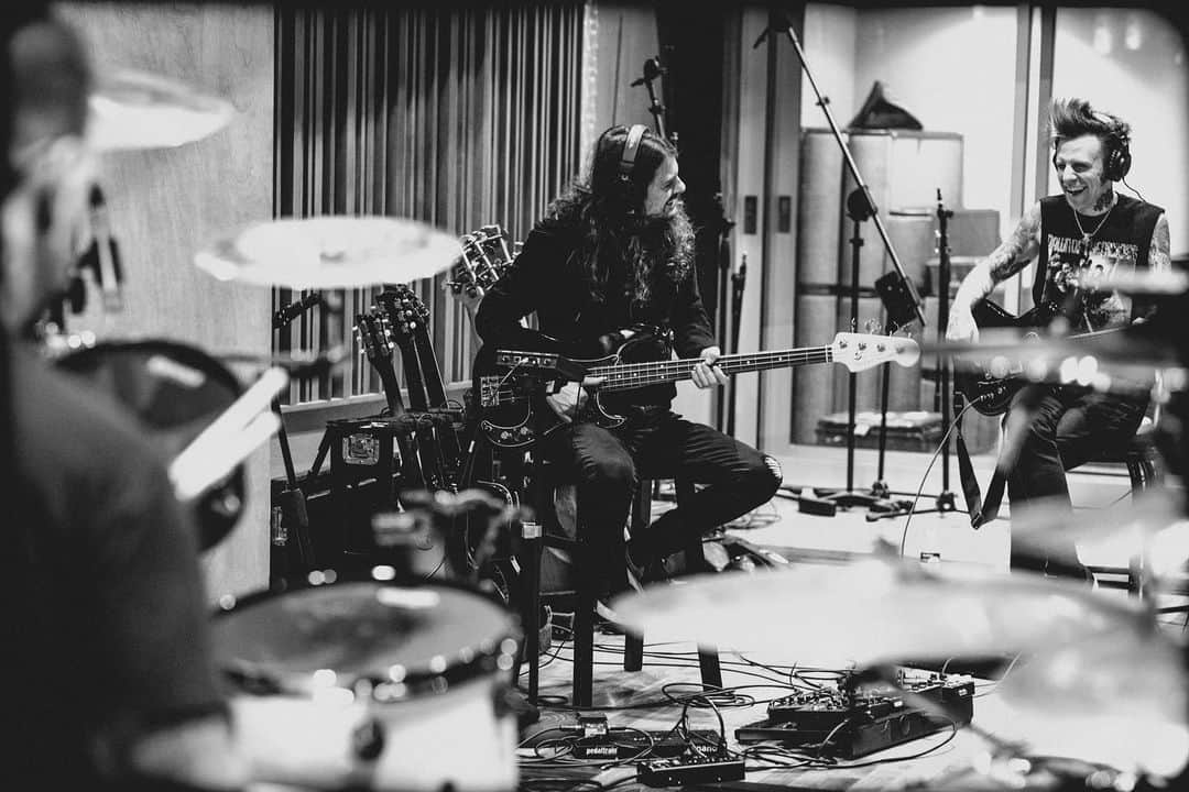 コリィ・テイラーさんのインスタグラム写真 - (コリィ・テイラーInstagram)「7 days away from ‘CMF2’.   Can’t wait for you all to hear it.  📷: @danvirchow」9月9日 5時47分 - coreytaylor