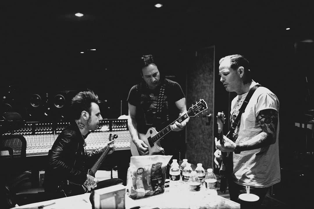 コリィ・テイラーさんのインスタグラム写真 - (コリィ・テイラーInstagram)「7 days away from ‘CMF2’.   Can’t wait for you all to hear it.  📷: @danvirchow」9月9日 5時47分 - coreytaylor