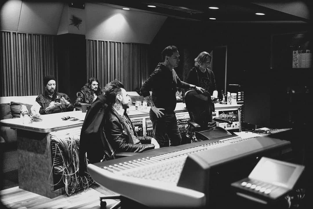 コリィ・テイラーさんのインスタグラム写真 - (コリィ・テイラーInstagram)「7 days away from ‘CMF2’.   Can’t wait for you all to hear it.  📷: @danvirchow」9月9日 5時47分 - coreytaylor