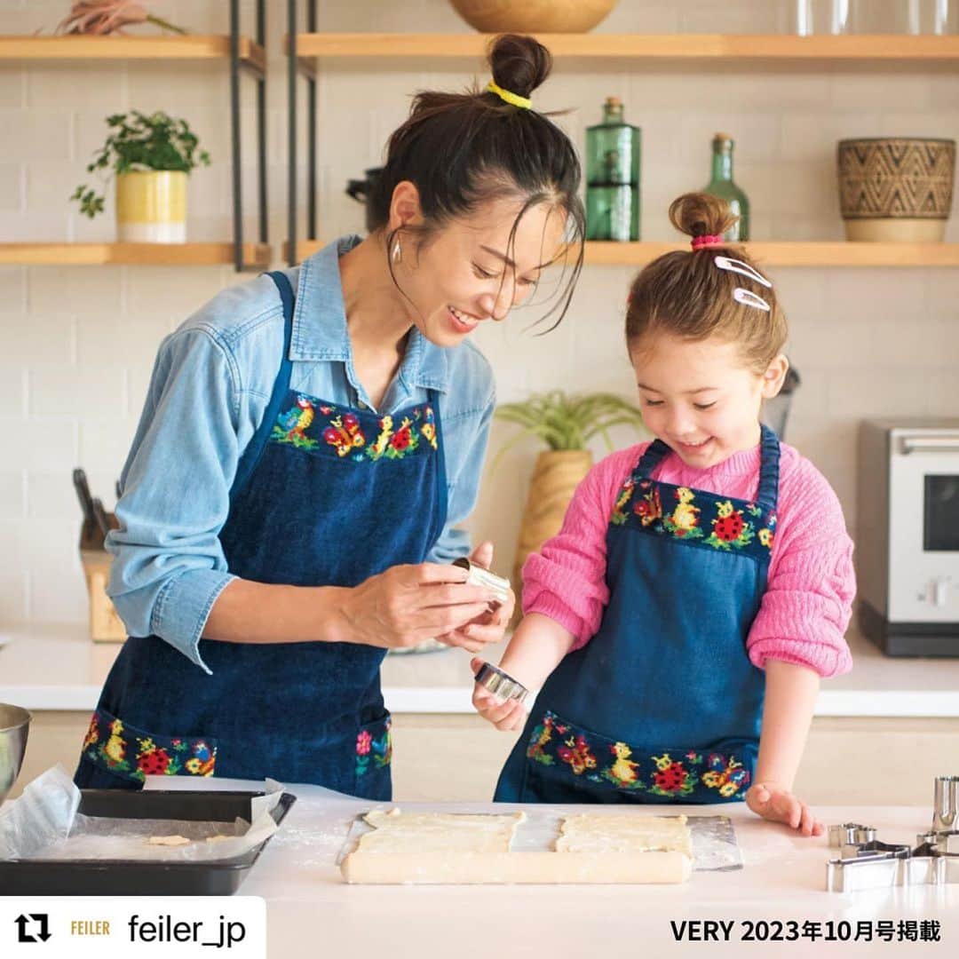 牧野紗弥のインスタグラム：「発売中の @veryweb.jp 10月号にて @feiler_jp アイテムをご紹介しています😊 #学校フェイラー プロジェクトをローンチして1年。大好きなフェイラーさんにしつこくしつこく何度も作りたい気持ちを伝え続けた😂私の中で本当に思い入れのあるアイテム達。 〝発売日に買いに行ったけど売り切れでした〟〝学校フェイラー、マストです〟〝ずーっと欲しかった神レベルアイテム〟などなどDM等で泣きたくなるくらい嬉しいメッセージを頂いてます🙏🏻✨ 私と同じようにフェイラーが大好きな皆様とこれからも想いが共有でき続けますように！ フェイラーさん、そしてフェイラーアンバサダーの皆様と共に頑張ります‼️✨ 3枚目の動画は、真夏の朝の撮影現場🤣 ライター @madoka_na さんとヘアメイク @tadatomo0505 君と気合いの朝マック🤣💓 4枚目発売前のインスタライブもたくさんの方にご視聴いただき、ありがとうございました✨🙏🏻‼️」