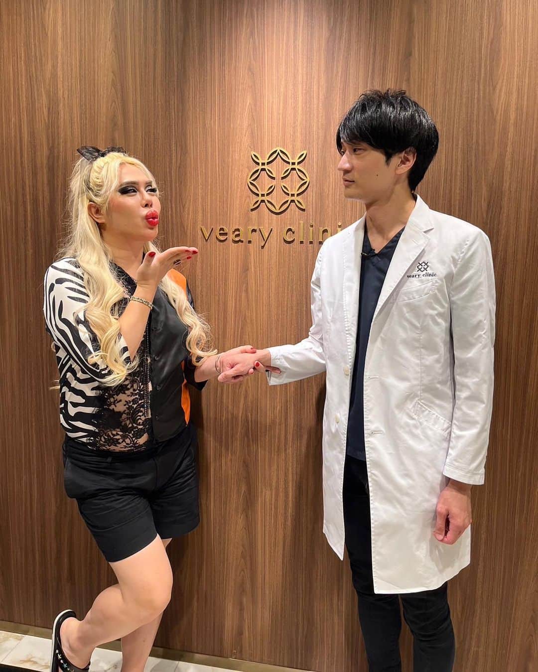 アレンのインスタグラム：「💠✨六本木 Veary clinic✨💠の、 #名器の名医 💖✨として、 男女問ゎずﾘｧ、 淫部💕婆ｸｧリ狂ったみたｨに整形しま🌰ｧｹﾞてらｯしｧる、 井上ドクター🧑‍⚕️✨と久しぶりに2度目💖✨のぉ仕事ｻﾞﾏした…💐✨❣️❣️❣️  ヴェアリークリニック💠のYouTubeチャﾝネーﾙｧの方と、 ヮタクシ🌹✨のチャﾝネーﾙｧの両方にて動画が公開されてｳｫりますキャロﾙ, 必ず観なさぃ。ヮタクシの、命令ょ。  先生、ぃつもぁりがとｩｯ…💋✨Deep kisses💕  #アレン様 #整形 #プチ整形 #ヒアルロン酸 #ヒアルロン酸注入 #下半身 #女性器 #男性器 #包茎手術」