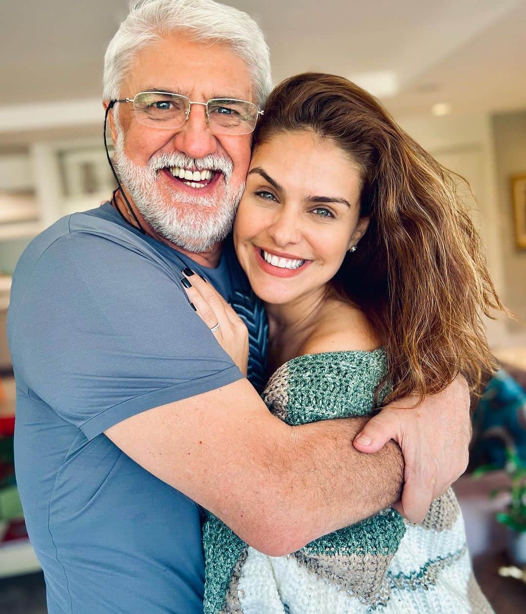パロマ・バーナーディのインスタグラム：「SEMPRE DENTRO DO SEU ABRAÇO!   Onde me sinto segura, me vejo e me inspiro. Sou feliz na simplicidade ao seu lado: uma taça de vinho, um jogo do Grêmio, uma sopa de capeletti que valoriza nossas raízes, um churrasco com tooooda a familia reunida. E é comendo uma mexerica que digo: AMO VOCÊ! Obrigada por tudo, por ser referência alta nesse mar de gente! Papito, Feliz Aniversário! Que Deus renove sua saúde dia a dia e te dê vida lonnnnnnnga!💙🤍」