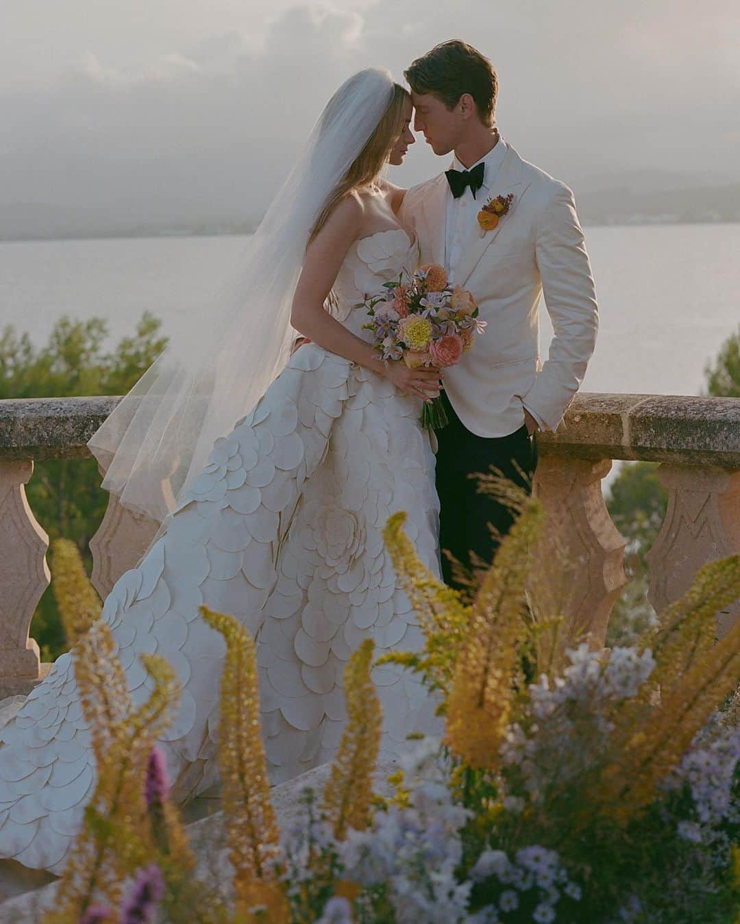 Just Jaredさんのインスタグラム写真 - (Just JaredInstagram)「Joey King & Steven Piet make one picture perfect couple at their wedding last weekend in Mallorca! Tap this photo in the LINK IN BIO for all of the details & tons of photos from their blissful wedding weekend. #JoeyKing #StevenPiet Photos: Norman & Blake」9月9日 6時12分 - justjared