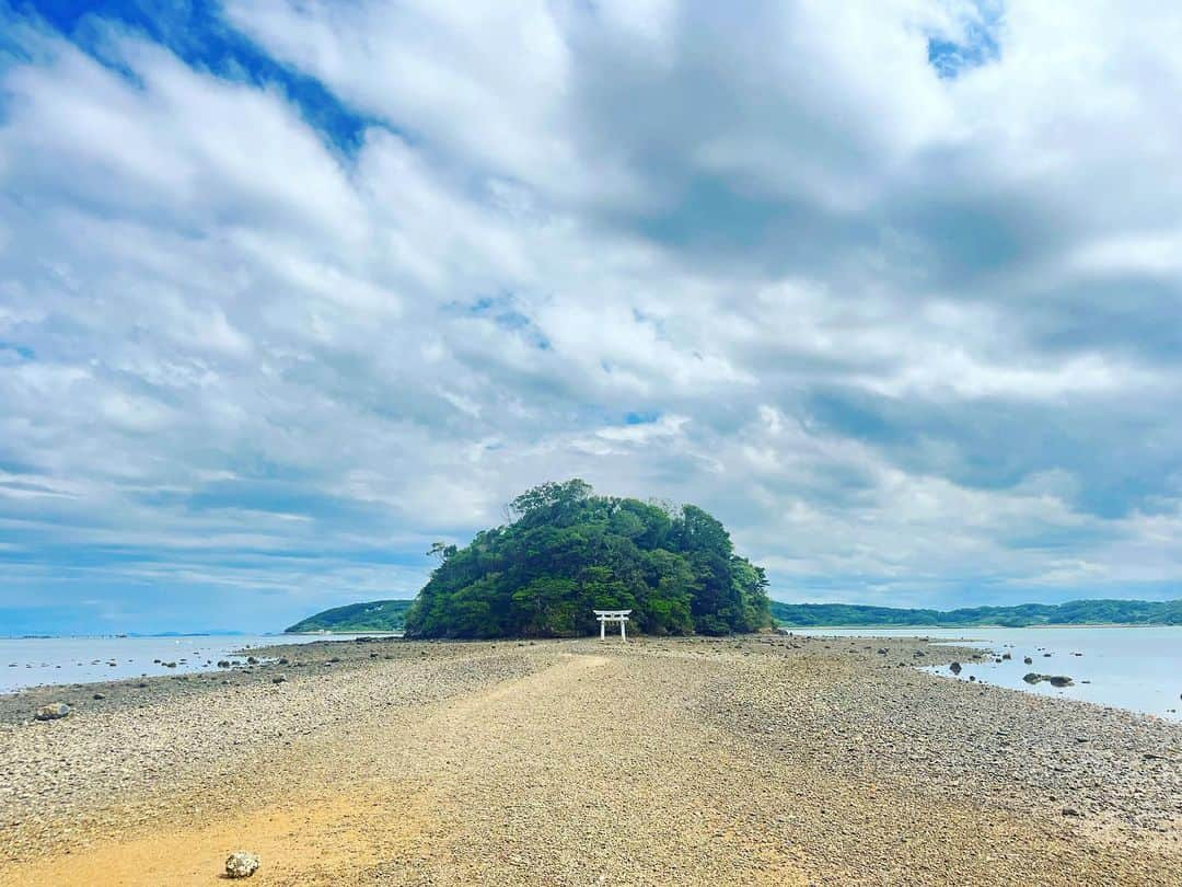 大田由香梨のインスタグラム：「壱岐島へ  この果ての島に ご縁がつながり  私にとって とても特別な場所になりました。  短い時間での滞在でしたが  素晴らしい出会いと 私たちの 根底にあるものを感じられる  特別な時間となりました🥹🫶🏻  まさに神の島  皆様へ良き報告が近々できることと思います☺️🫶🏻  @miharayasuhiro   感謝☺️🙏🏻🕊  #夏の終わりの」