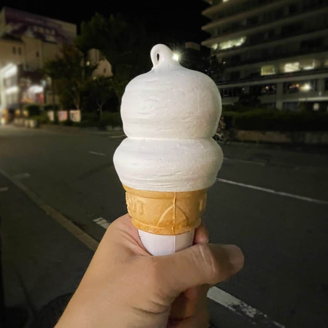 アイスマン福留さんのインスタグラム写真 - (アイスマン福留Instagram)「「HAKATA ICE （はかたあいす）」で夜アイスをキメました！Dairy Queen（デイリークイーン）を想起させるコロンとしたかわいいフォルムが魅力！マシンはカルピジャーニ、糸島みるくぷらんとを使用した本格クオリティ!!「夜アイス」のイメージがいい意味で変わりました✨さて、いよいよ9日（土）から「あいぱく福岡」がスタートします。みんな遊びに来てくださいね。ﾜｸﾜｸ...」9月9日 6時36分 - iceman_ax