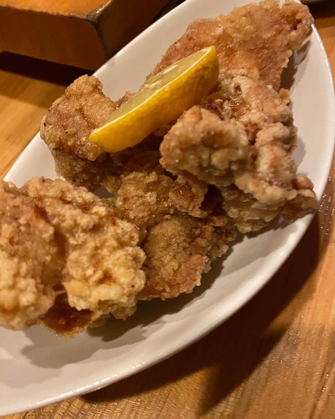 福原美穂さんのインスタグラム写真 - (福原美穂Instagram)「秘密のお寿司やさん㊙️ 小学校一年生からの友達二人に連れられ。 初サンマ❤️美味しかったです❤️あとエビちゃん子持ちです❤️  ホタテ！これも関東ではたべられないな😢  北海道！育ってる時はわからなかった豊かさ、この歳になってまたグッと沁みてきます。  今日もいい歌がうたえますのよ！ 喉の筋肉にはサーモンが一番ですが、他のお魚のタンパク質も🙆  のちほど、エスコンで⚾️」9月9日 6時41分 - miho_fukuhara