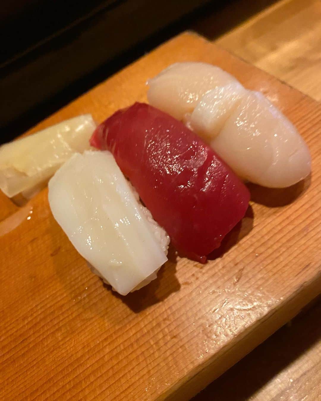 福原美穂さんのインスタグラム写真 - (福原美穂Instagram)「秘密のお寿司やさん㊙️ 小学校一年生からの友達二人に連れられ。 初サンマ❤️美味しかったです❤️あとエビちゃん子持ちです❤️  ホタテ！これも関東ではたべられないな😢  北海道！育ってる時はわからなかった豊かさ、この歳になってまたグッと沁みてきます。  今日もいい歌がうたえますのよ！ 喉の筋肉にはサーモンが一番ですが、他のお魚のタンパク質も🙆  のちほど、エスコンで⚾️」9月9日 6時41分 - miho_fukuhara