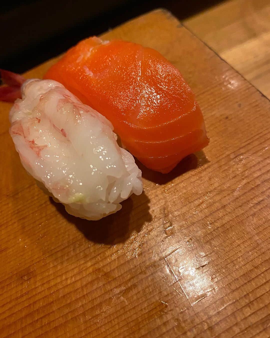 福原美穂さんのインスタグラム写真 - (福原美穂Instagram)「秘密のお寿司やさん㊙️ 小学校一年生からの友達二人に連れられ。 初サンマ❤️美味しかったです❤️あとエビちゃん子持ちです❤️  ホタテ！これも関東ではたべられないな😢  北海道！育ってる時はわからなかった豊かさ、この歳になってまたグッと沁みてきます。  今日もいい歌がうたえますのよ！ 喉の筋肉にはサーモンが一番ですが、他のお魚のタンパク質も🙆  のちほど、エスコンで⚾️」9月9日 6時41分 - miho_fukuhara