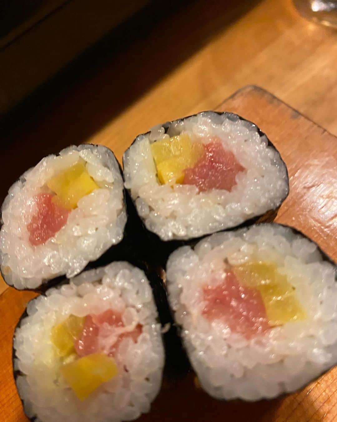 福原美穂さんのインスタグラム写真 - (福原美穂Instagram)「秘密のお寿司やさん㊙️ 小学校一年生からの友達二人に連れられ。 初サンマ❤️美味しかったです❤️あとエビちゃん子持ちです❤️  ホタテ！これも関東ではたべられないな😢  北海道！育ってる時はわからなかった豊かさ、この歳になってまたグッと沁みてきます。  今日もいい歌がうたえますのよ！ 喉の筋肉にはサーモンが一番ですが、他のお魚のタンパク質も🙆  のちほど、エスコンで⚾️」9月9日 6時41分 - miho_fukuhara