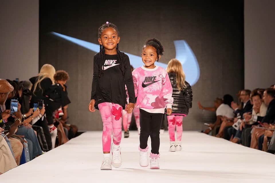 シャネル・イマンのインスタグラム：「My little minis walking a fun kids runway fashion show @rookieusa @nike for New York fashion week 🖤💗#nyfw」