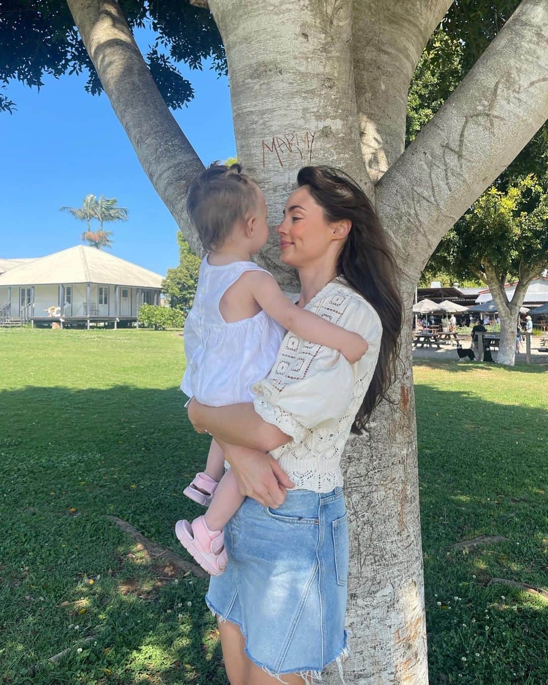 ELOUISE MORRISさんのインスタグラム写真 - (ELOUISE MORRISInstagram)「The Farm 🌸🪻🐓🐣🐝🌼」9月9日 6時50分 - ellemorrisxo