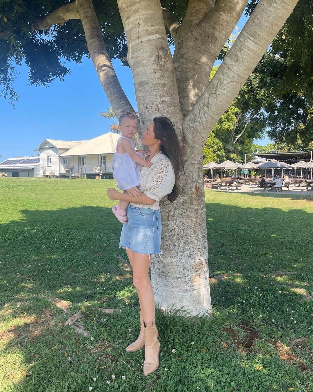 ELOUISE MORRISさんのインスタグラム写真 - (ELOUISE MORRISInstagram)「The Farm 🌸🪻🐓🐣🐝🌼」9月9日 6時50分 - ellemorrisxo