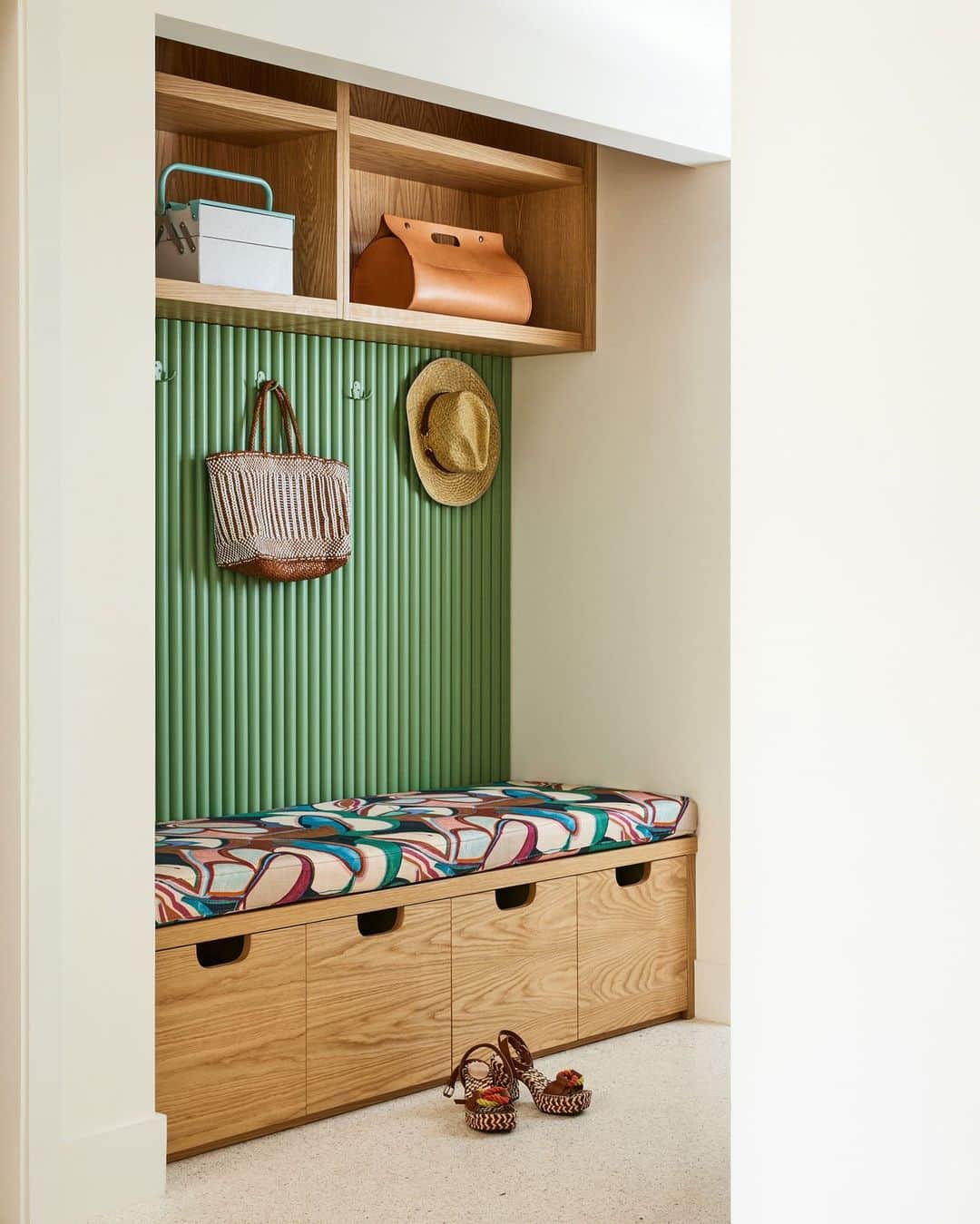 ELLE DECORのインスタグラム：「Who says a playful printed @dedarmilano fabric doesn’t belong in a mudroom? In this Miami ranch, interior designer Jennifer Bunsa (@jenniferbunsa) didn’t take anything too seriously in the best of ways, channeling one of her modern muses, Austrian-born architect and designer Josef Frank, who’s known for exuberant patterns inspired by nature. “A lot of inspiration and most of our color palette came from his fabrics,” she says. Here, a custom bench is backed by fluted white oak in a custom green paint of her client’s creation.   Click the link in our bio to tour the rest of this Bauhaus-inspired Miami home. Written by @cokhio. Photographed by @nicole_franzen.」