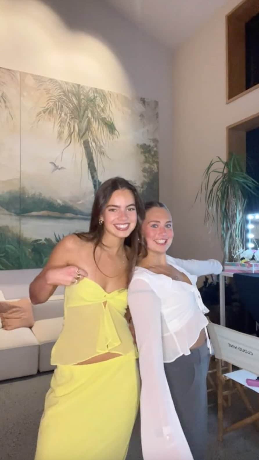 Beginning Boutiqueのインスタグラム：「The girlies are girling ✨ @isabellepetzl & @georgiehansen__ wear the Jacqueline Yellow Set & Kazan White Frill Top!」