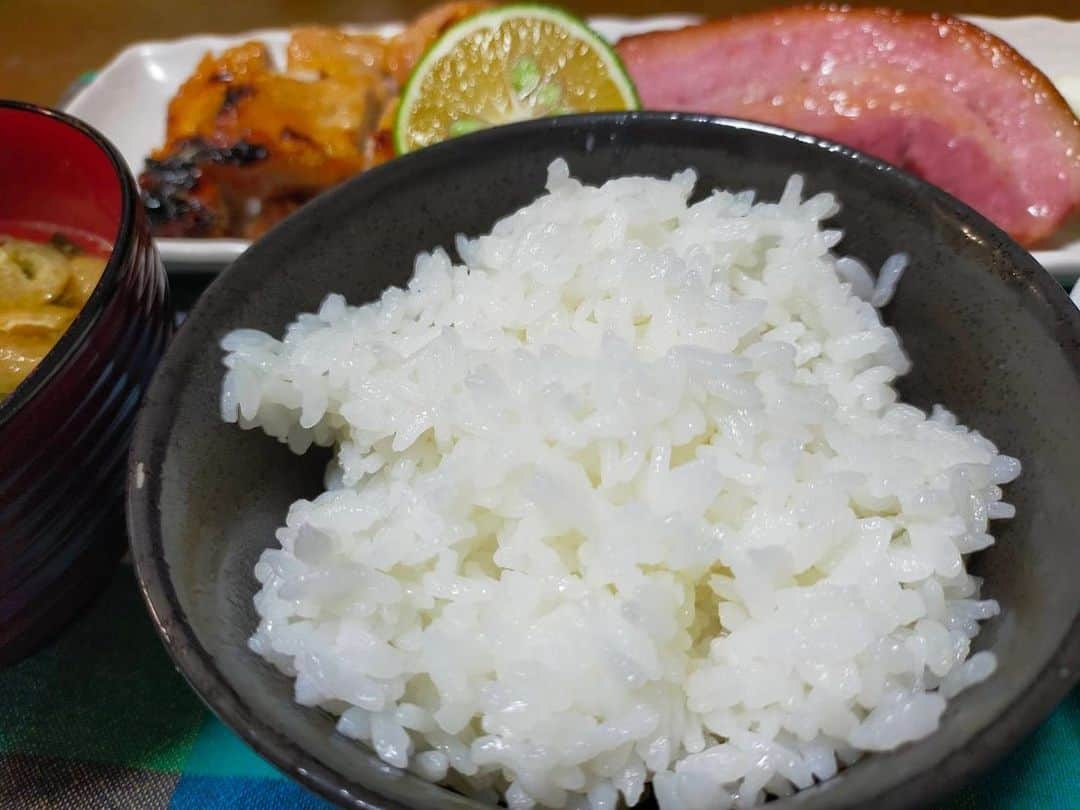 大河壮太さんのインスタグラム写真 - (大河壮太Instagram)「夕ご飯  JAPAN Xベーコンの炙り焼き 焼き鳥 大根ぬか漬け  BSよしもとで蔵王町にお邪魔した際にいただいた高級ベーコン、うますぎる。 100g80円の鶏もも肉を酒につけて下処理して焼き鳥に。ボソボソ…  #夫婦飯 #宮城 #仙台 #移住 #お野菜太郎  #蔵王町 #japanx #ジャパンエックス #ジャパンX」9月9日 7時00分 - 0831taro