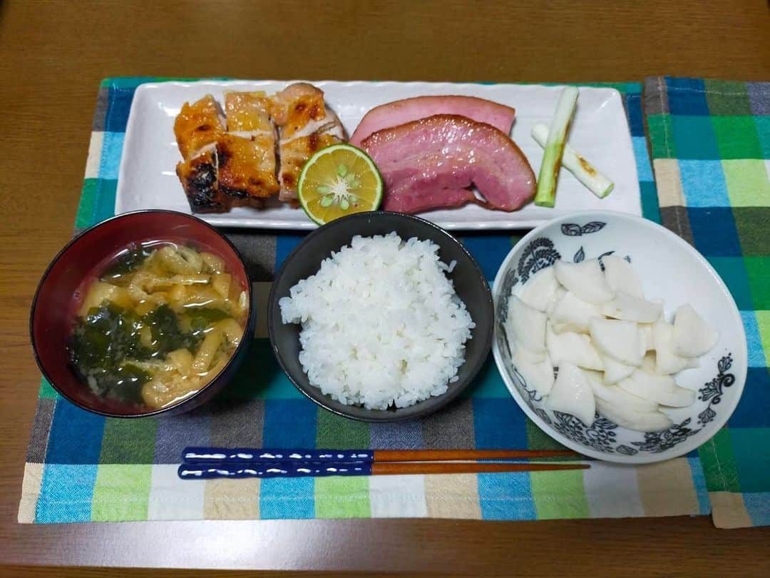 大河壮太さんのインスタグラム写真 - (大河壮太Instagram)「夕ご飯  JAPAN Xベーコンの炙り焼き 焼き鳥 大根ぬか漬け  BSよしもとで蔵王町にお邪魔した際にいただいた高級ベーコン、うますぎる。 100g80円の鶏もも肉を酒につけて下処理して焼き鳥に。ボソボソ…  #夫婦飯 #宮城 #仙台 #移住 #お野菜太郎  #蔵王町 #japanx #ジャパンエックス #ジャパンX」9月9日 7時00分 - 0831taro