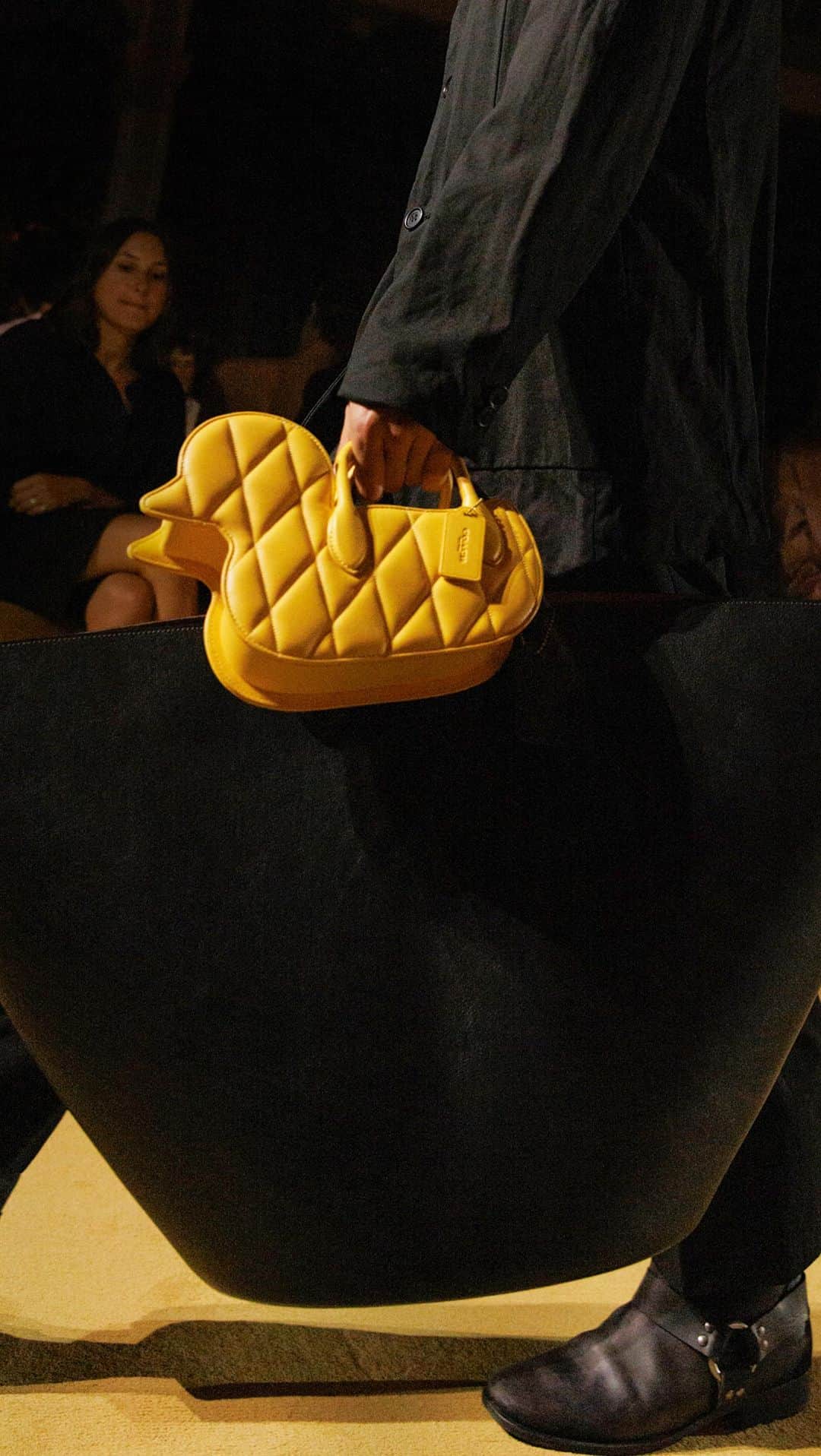 コーチのインスタグラム：「📝#CoachSpring24 trend takeaway: plush picks. We gave our signature bags the royal (quilted) treatment. You gotta squeeze it to believe it. #NYFW #CoachNY」