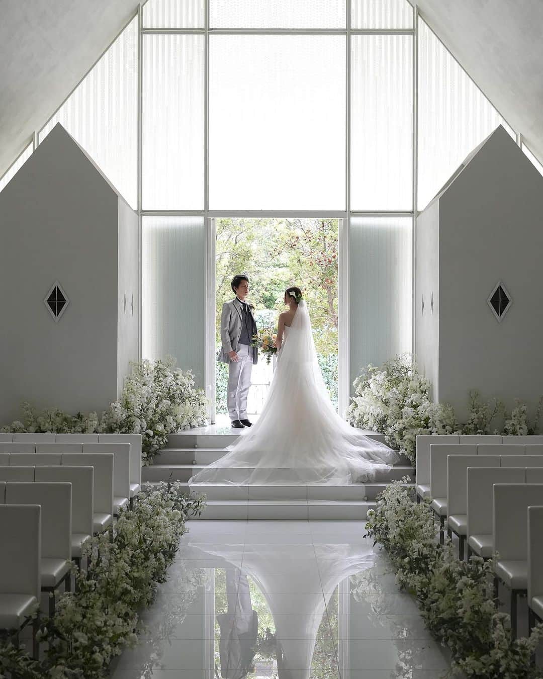 のインスタグラム：「. .  chapel  . . ＿＿＿＿＿＿＿＿＿＿＿＿＿＿＿＿＿＿＿＿  ルシアスガーデン【LUSCIOUS GARDEN】  🌿 空と緑に包まれる開放的なリゾート空間 🌿 1200坪の広大な邸宅を1組で贅沢に貸切ウェディング 🌿 プール付き全天候型テラスでの料理パフォーマンス 🌿 大事な家族 ペットも一緒にウェディング  ▷ブライダルフェア開催中 詳細は @luscious_garden  プロフィールURLよりご予約可能です🍃  ▷ #ルシアスガーデン で検索🔍 @luscious_garden のフォロー #ルシアスガーデン  #lusciousgarden  の投稿をお待ちしております🤍✨ ＿＿＿＿＿＿＿＿＿＿＿＿＿＿＿＿＿＿＿＿  #ウエディング#wedding#ゲストハウス#ブライダル#結婚式準備#尼崎結婚式場#結婚式レポ#プレ花嫁#大阪プレ花嫁#日本中のプレ花嫁さんと繋がりたい#プレ花嫁さんと繋がりたい#式場見学#式場選び#式場探し#ブライダルフェア#大阪結婚式#兵庫結婚式#尼崎結婚式場#花嫁#花嫁diy#卒花#卒花嫁レポ#ウェディングフォト#前撮り#前撮りポーズ#前撮り和装#後撮り#和装前撮り#ルシアスガーデン#lusciousgarden」