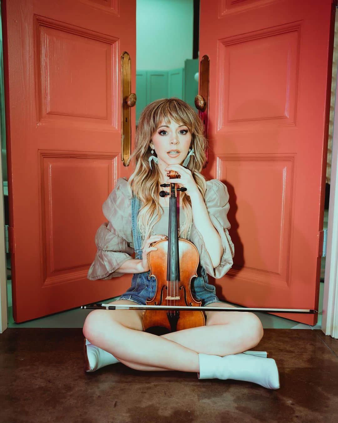 リンジー・スターリングのインスタグラム：「Giving fully of your heart is never ever stupid and it’s never a waste. Even if in the end that passion wasn’t valued, returned or deserved. I will not allow myself to feel like I’m the idiot in a journey that I showed up fully for. I’m going to call that bravery. 📸 @heather.rival」