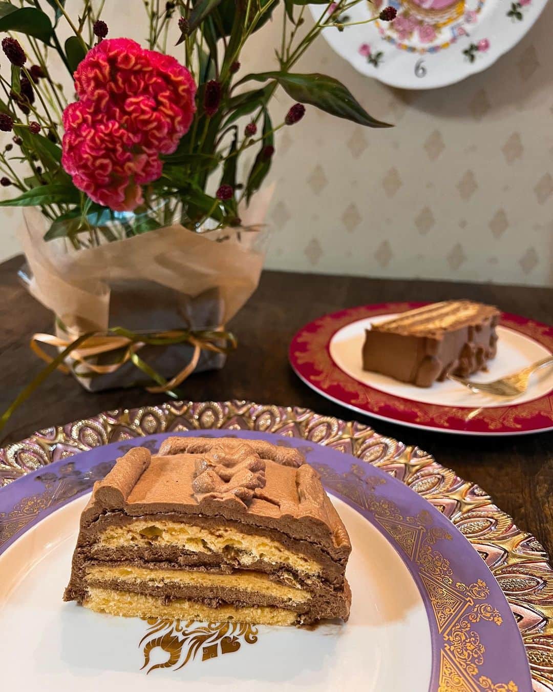 小沢真珠さんのインスタグラム写真 - (小沢真珠Instagram)「先日、上の娘の9歳の誕生日でした。お誕生日会当日はディナーを作るのにいっぱいいっぱいでケーキは買ってお祝いしたのですが、やっぱりママの作ったケーキも食べたい、、となり後日作って改めてお祝いしました。  ずっと作りたかった、○ップスのチョコレートケーキを習いました♪そっくりにはならなかったけど、○ップス風にはなったかな。。  美味しくできて（特に冷やすと！）、やっぱり手作りはいいね！と言って幸せそうに食べる娘の笑顔を見てわたしも幸せな気持ちになりました。  娘が生けたお花と、最近のお気に入りのフランフランのお皿がぴったり合いました♪  #誕生日ケーキ #手作り #チョコレートケーキ #お皿 #フランフラン #ヴィランズ #生け花 #けいとう#ルスカス#われもこう #9歳 #誕生日 #生まれてきてくれてありがとう」9月9日 7時17分 - maju_ozawa