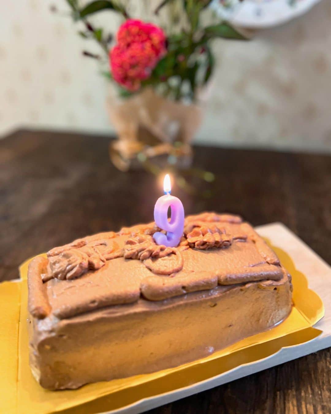 小沢真珠さんのインスタグラム写真 - (小沢真珠Instagram)「先日、上の娘の9歳の誕生日でした。お誕生日会当日はディナーを作るのにいっぱいいっぱいでケーキは買ってお祝いしたのですが、やっぱりママの作ったケーキも食べたい、、となり後日作って改めてお祝いしました。  ずっと作りたかった、○ップスのチョコレートケーキを習いました♪そっくりにはならなかったけど、○ップス風にはなったかな。。  美味しくできて（特に冷やすと！）、やっぱり手作りはいいね！と言って幸せそうに食べる娘の笑顔を見てわたしも幸せな気持ちになりました。  娘が生けたお花と、最近のお気に入りのフランフランのお皿がぴったり合いました♪  #誕生日ケーキ #手作り #チョコレートケーキ #お皿 #フランフラン #ヴィランズ #生け花 #けいとう#ルスカス#われもこう #9歳 #誕生日 #生まれてきてくれてありがとう」9月9日 7時17分 - maju_ozawa