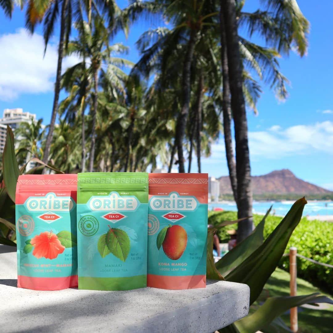 Belle Vie Hawaiiのインスタグラム：「ORIBE Tea Co.  ハワイ島ヒロから メイドインハワイのトロピカルなお茶が届きました🌿  オリベは、 高品質なローカル素材にこだわり 一つ一つ丁寧に商品作りしている正真正銘のハワイブランド🌴  ママキティーはハワイ諸島のみに自生する固有植物で 古来ハワイアンは心と体を元気にしてくれる薬として飲んでいたスーパーフードです💪 カフェインフリー、苦味がなくまろやかな味わいも嬉しい💓  ベルヴィー店頭では オーガニックママキ、ハイビスカス、マンゴーを使用した 3種のトロピカルティーをご用意しています🌺🥭  -100%オーガニック・ママキティー（中央） -マンゴーフレーバーのブラックティー（右） -ママキティーブレンドのハイビスカスティー（左）  ＼しわ用細胞再生美容液セール／ 「HAU・雫」しわ用細胞再生美容液20%オフ‼️ WEB本日セール最終日📣 クーポンコード: HAUSL セール期間:9月9日（土）まで ※WEB本日最終日/店頭明日まで ※WEB注文は上記クーポン使用で割引 ※定期購入セール除外  店頭営業時間: 10am-9pm 無休 上記以外にも店頭だけのお買い得商品多数あり🉐 詳しくは店頭でお尋ねください  Open Daily 10am-9pm Instagram in English @belleviehawaii.en   #oribetea  #madeinhawaii  #メイドインハワイ  #ママキティー  #トロピカルティー  #マンゴーティー  #オーガニック  #スーパーフード  #新商品」