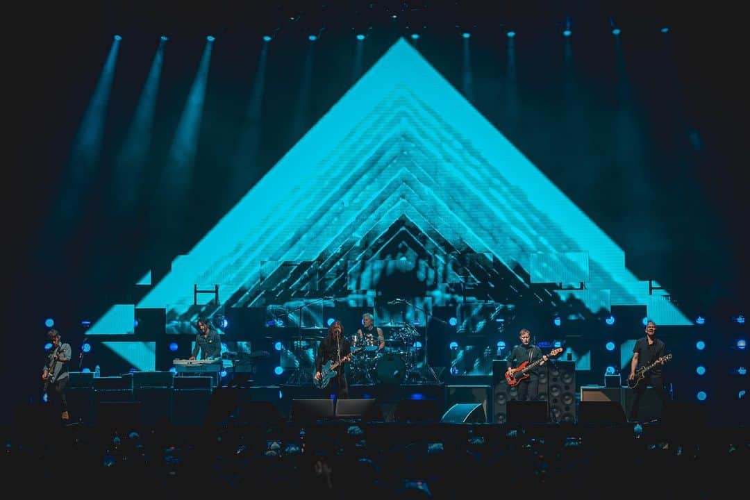 フー・ファイターズのインスタグラム：「THANK YOU CURITIBA, BRAZIL!! 🇧🇷  Photo by @diegocastanho」