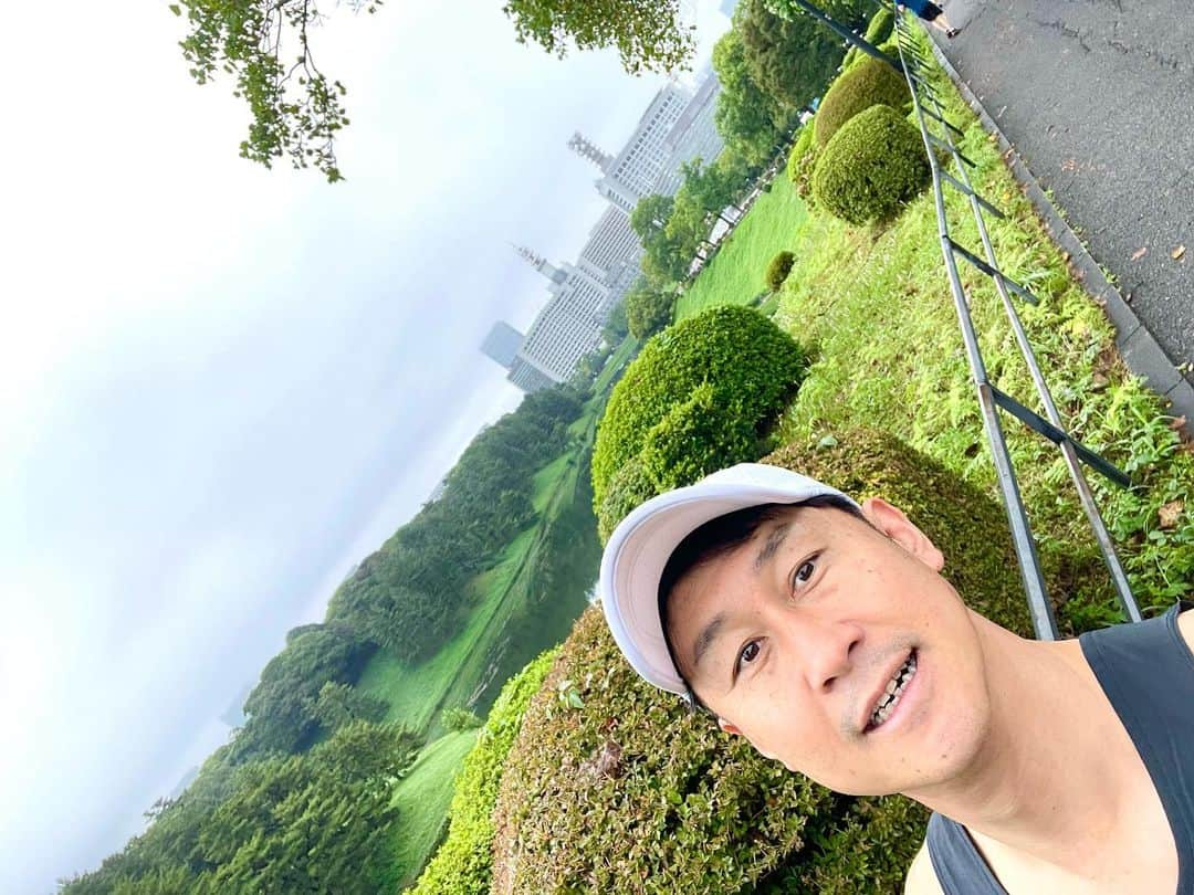 下山英哉のインスタグラム：「皇居RUN☺️  台風過ぎ去り 空気は澄んでて爽快^_^  #皇居RUN #running #run #早朝ラン #このあとの朝食が楽しみ #爽快 #tokyo」