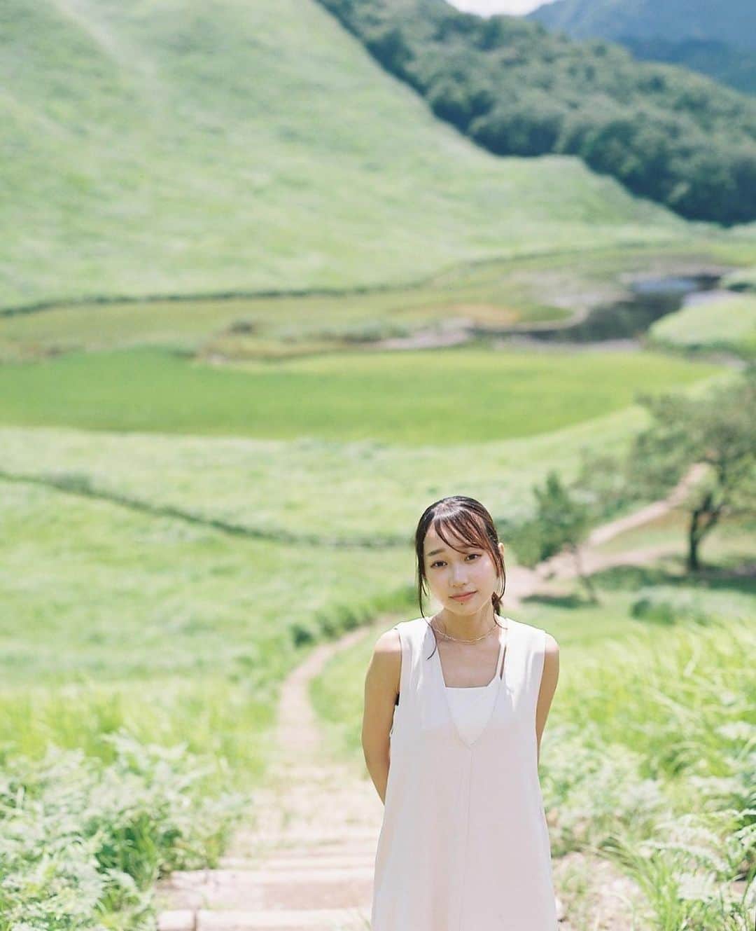 Masaのインスタグラム：「.  ▶︎▶︎▶︎ Swipe  1：Pentax6x7  Super Takumar 105mm F2.4 #gold200  2-3：Nikon F3 AI Nikkor 50mm F1.4 #superiaxtra400   ちょっと上まで登ったけど横に抜ける道がなくて、Uターン。上り下りが堪えるんよ。  今日は暇なので、コスモスがどこに植えられてるか探りに行こっかな😌  撮影日 : 2023年8月12日  #まさペン#エビプリ #pentax6x7 #pentax67 #バケペン #中判フィルム #film #filmcamera #filmphotography #フィルム #フィルムカメラ#フィルム写真 #igersjp #portrait #ポートレート #filmisnotdead #奈良 #nara #曽爾高原」