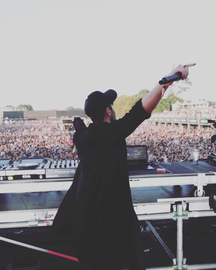 ブラウのインスタグラム：「1st festival in nearly 2 years.  Just uploaded my full Ezoo set! Hope you all like the ID’s ;) 3LAU HAUS is back!」