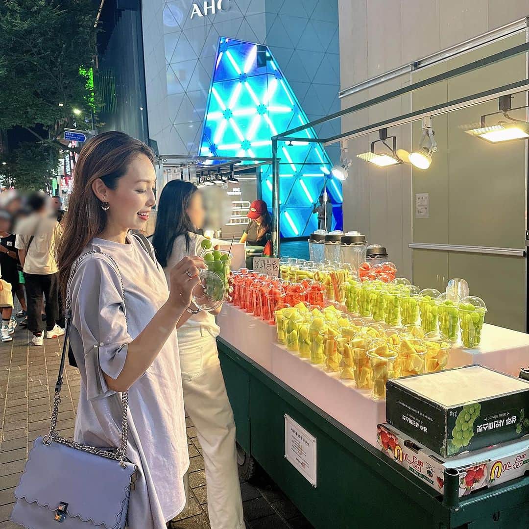 澤野井香里のインスタグラム：「明洞&東大門の夜の街にも✨  屋台でフルーツ🍇食べたり、人が溢れてガチャガチャした感じも熱気のある雰囲気を味わえた🤭  とはいえ、人混みに疲れて休憩🥤してる方が長かったかな😂笑  #ks_23✨ #ks_🇰🇷✨ #海外旅行 #家族旅行 #韓国旅行 #韓国 #ソウル #明洞 #東大門 #jwマリオット  #jwマリオット東大門 #korea #seoul #🇰🇷」