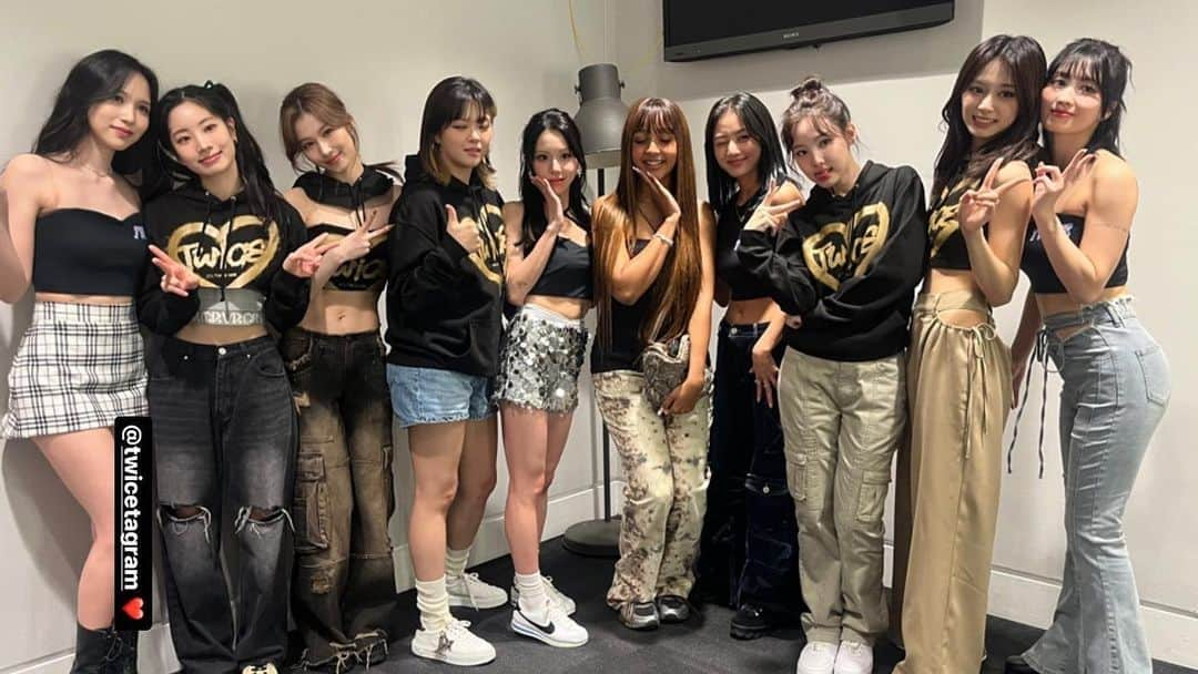 TWICEのインスタグラム：「TWICE WITH PINKPANTHERESS AT THE LONDON CONCERT」