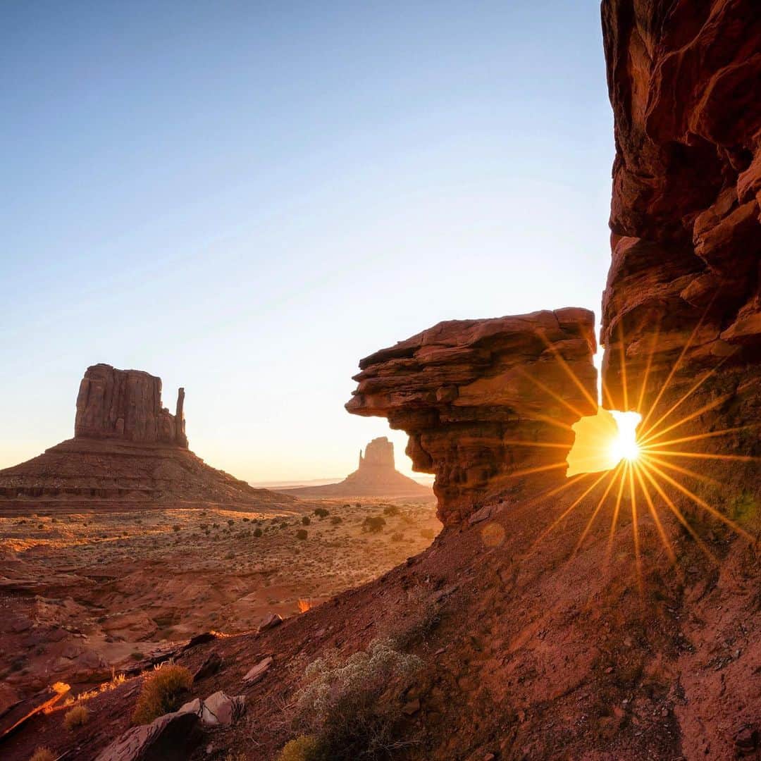 クリス・バーカードのインスタグラム：「While many places start to grow cold & wet with fall and winter around the corner, the desert becomes one of the most beautiful & serene places to dwell in & comes alive with perfect temperatures and stunning weather. There is something undeniably awe inspiring about the dramatic towers jutting like giants casting long shadows when the sun dips low. Navajoland is one of those “thin” places  where you feel a little less separation between the physical world & the spiritual one… a little corner of the west that I’ve invested a lot of time into and will continue to return only find something new each time.   Prints available globally at www.ChrisBurkard.com」