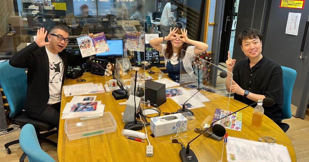 信濃岳夫のインスタグラム：「【かめかむ】  今日は隔月で出演させてもらってるラジオ番組の生放送。  番組放送中に南あわじで女の子と男の子の双子の子牛が産まれたとのメールが届きました。  なんと番組にちなんで  「まりこ」と「たけお」  と名付けられたそうです！！笑  いつか会いに行ってみたいものです！！！笑」