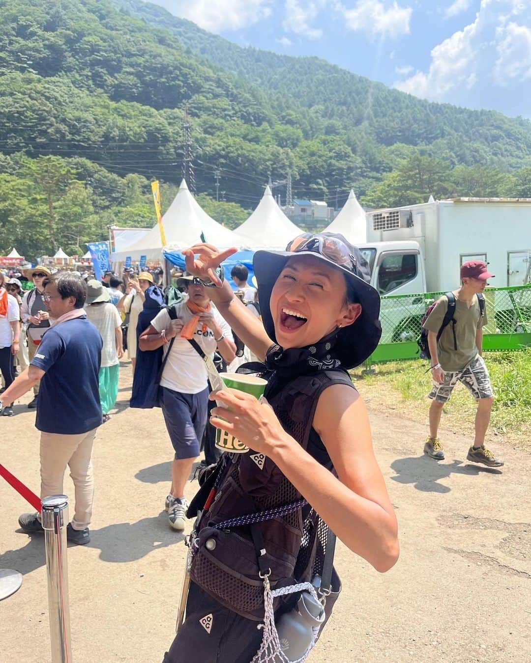 山本まさみさんのインスタグラム写真 - (山本まさみInstagram)「・ ・ Fuji Rock Festival 2023💫 ⁡ 今年も最高でした〜✨ 毎年恒例になりつつある、 夜中に東京を出発し、6時半には新潟へ到着！そしてフジロックランから参加！ そしてそのままビールで乾杯して、 音楽と自然を楽しむ😁❤️‍🔥 ⁡ 初めてゴンドラに乗ってDAY DREAMINGへ🚡 ゴンドラ移動はこれまた絶景で、 来年も必ず乗りたい！！！ 上にはナチュールがあって、 クラフトビールがあって、ここも最高！ 阿波踊りを踊りながら音楽とお酒を嗜みました☺️ ⁡ 暑くなったら、川に入ってクールダウン、 疲れたらちょっと仮眠してまた繰り出す！ ⁡ 仲間と走って、お酒のんで、音楽きいて、踊る☺️✨ 思い出すだけでみんなLOVE🫶 ⁡ 来年も楽しみだぁ🩷🩷🩷」9月9日 7時51分 - masami_macho