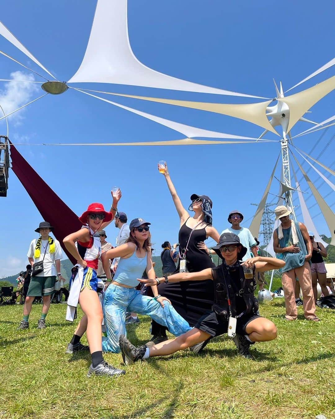 山本まさみのインスタグラム：「・ ・ Fuji Rock Festival 2023💫 ⁡ 今年も最高でした〜✨ 毎年恒例になりつつある、 夜中に東京を出発し、6時半には新潟へ到着！そしてフジロックランから参加！ そしてそのままビールで乾杯して、 音楽と自然を楽しむ😁❤️‍🔥 ⁡ 初めてゴンドラに乗ってDAY DREAMINGへ🚡 ゴンドラ移動はこれまた絶景で、 来年も必ず乗りたい！！！ 上にはナチュールがあって、 クラフトビールがあって、ここも最高！ 阿波踊りを踊りながら音楽とお酒を嗜みました☺️ ⁡ 暑くなったら、川に入ってクールダウン、 疲れたらちょっと仮眠してまた繰り出す！ ⁡ 仲間と走って、お酒のんで、音楽きいて、踊る☺️✨ 思い出すだけでみんなLOVE🫶 ⁡ 来年も楽しみだぁ🩷🩷🩷」