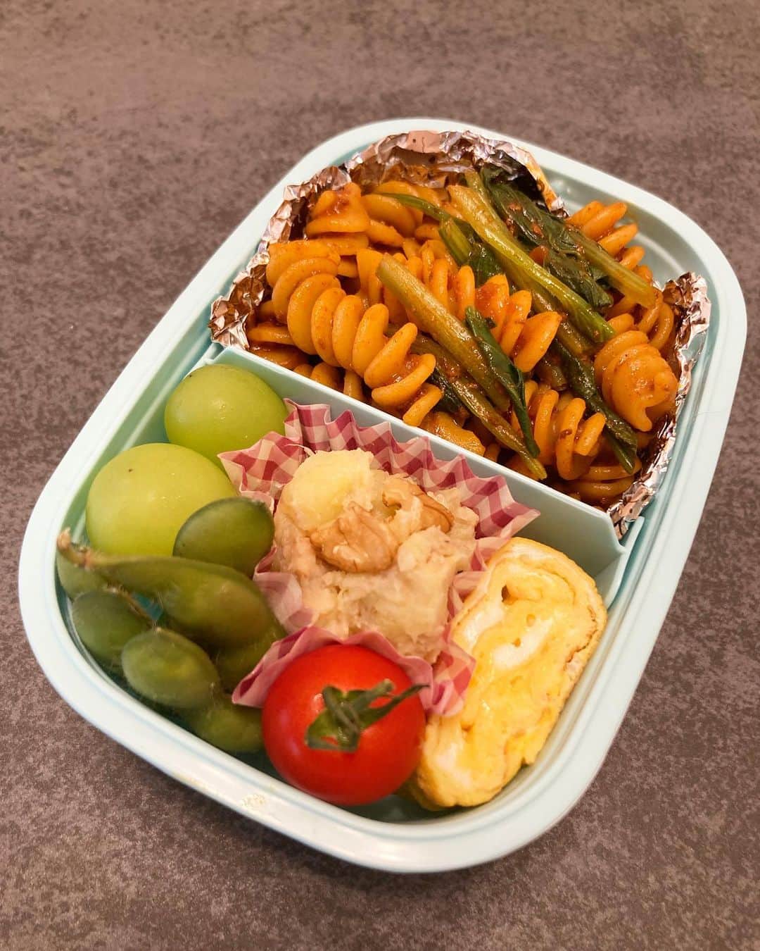 のインスタグラム：「#サタデースクール弁当   パスタ入れるのは初の試み🍝 ソースの色、お弁当箱に残りそうだからホイルでカバーしてみました。  お弁当箱についてる仕切りって、あんまり使わないけど、 今日は役に立ってる気がする！  さつまいもと胡桃のサラダは、 最近の娘のお気に入り🍠」