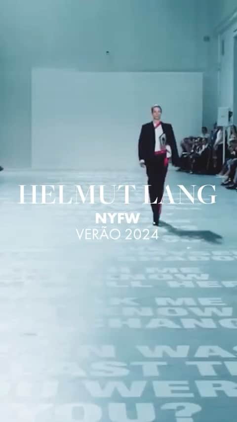 ELLE Brasilのインスタグラム：「O vietnamita Peter Do (@doxpeter) fez sua estreia na direção criativa da @helmutlang com uma ode ao trabalho do designer austríaco, que mudou a forma como muita gente se vestia nos anos 1990 com ideias até hoje influentes. Com o poema “Time is a Mother”, de Ocean Vuong, escrito na passarela e declamado na trilha sonora, Do adiciona elementos da própria trajetória na etiqueta, que não tem um rebranding de sucesso desde a saída de Lang, em 2005. No vídeo, a editora-assistente @giumesquita conta mais sobre o desfile. Não esqueça de comentar o que achou! (vídeo: @ricardojfer)」