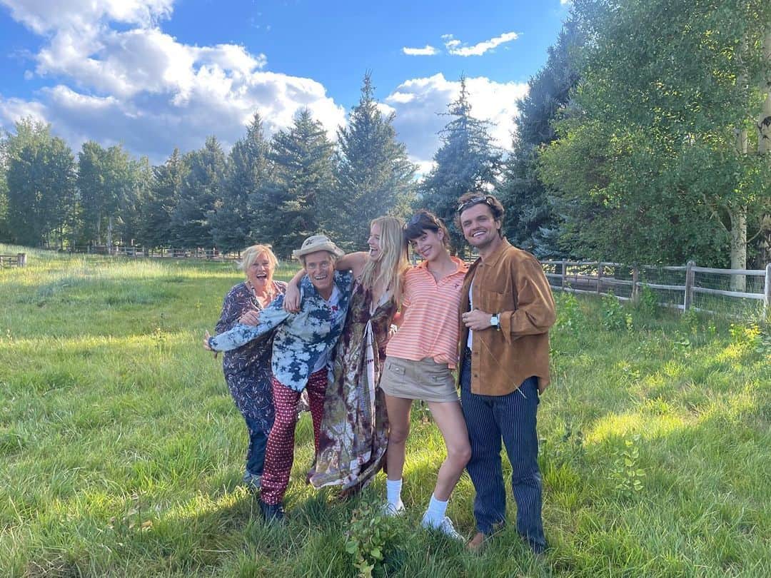 エリザベス・ライルのインスタグラム：「Movie making bliss with this incredible lot @gonzogirlfilm premiered at @tiff_net this week directed by @patriciaarquette *grateful to be a part of a film compliant with @sagaftrafound」