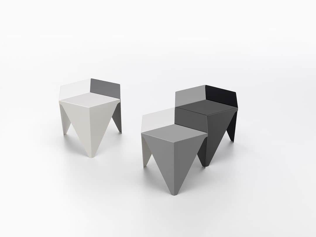 Vitra Japanさんのインスタグラム写真 - (Vitra JapanInstagram)「Vitra Accessories Collection イサム・ノグチによる「プリズマティック テーブル」発売開始   伝統的な日本の折り紙からインスピレーションを受けデザインされたプリズマティックテーブル。その幾何学的なフォルムは、パウダーコ ート仕上げを施した 3 枚のアルミニウムシートを折り曲げて作られています。しばらくヴィトラの製品コレクションを離れていましたが、デザイン当初に思い描かれていた濃淡ある 3 色のグレーを組み合わせた新たなカラーで戻ってきました。ダークグレー、グレー、ライトグレーの3種類からインテリアにあわせて。   #Vitra #VitraJapan #IsamuNoguchi #prismatictable #ヴィトラ #ヴィトラジャパン #イサムノグチ #プリズマティックテーブル #ミッドセンチュリー #名作家具 #サイドテーブル #インテリア #モダンインテリア #インテリアデザイン #インテリアコーディネート #季節を楽しむ #暮らしを楽しむ #プレゼント」9月9日 8時00分 - vitra_japan