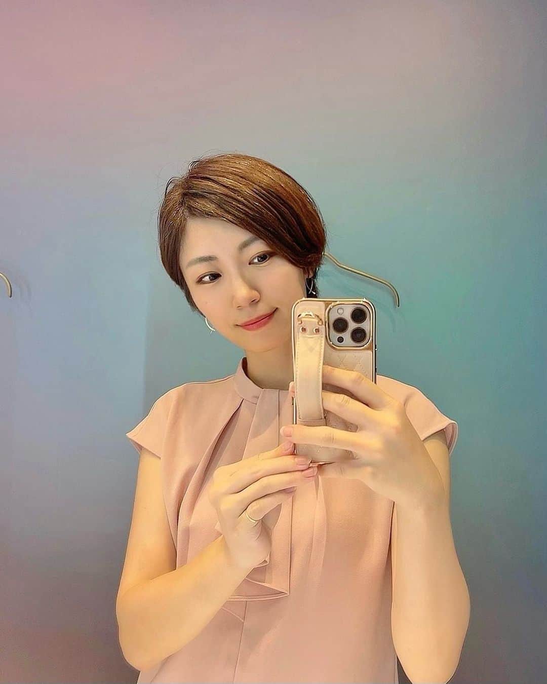 のインスタグラム：「iPhoneケース、変えました📱✨  @bubububu_jp  運気が良くなりそうなライトピンク。 とってもかわいい🫶  落下防止ベルトが持ちやすい☺️ スタンド機能で横置きもできるので便利です✨  気分でケース変える生活、とてもオススメ😌❤️  i#phoneケース #bubububu #pr」