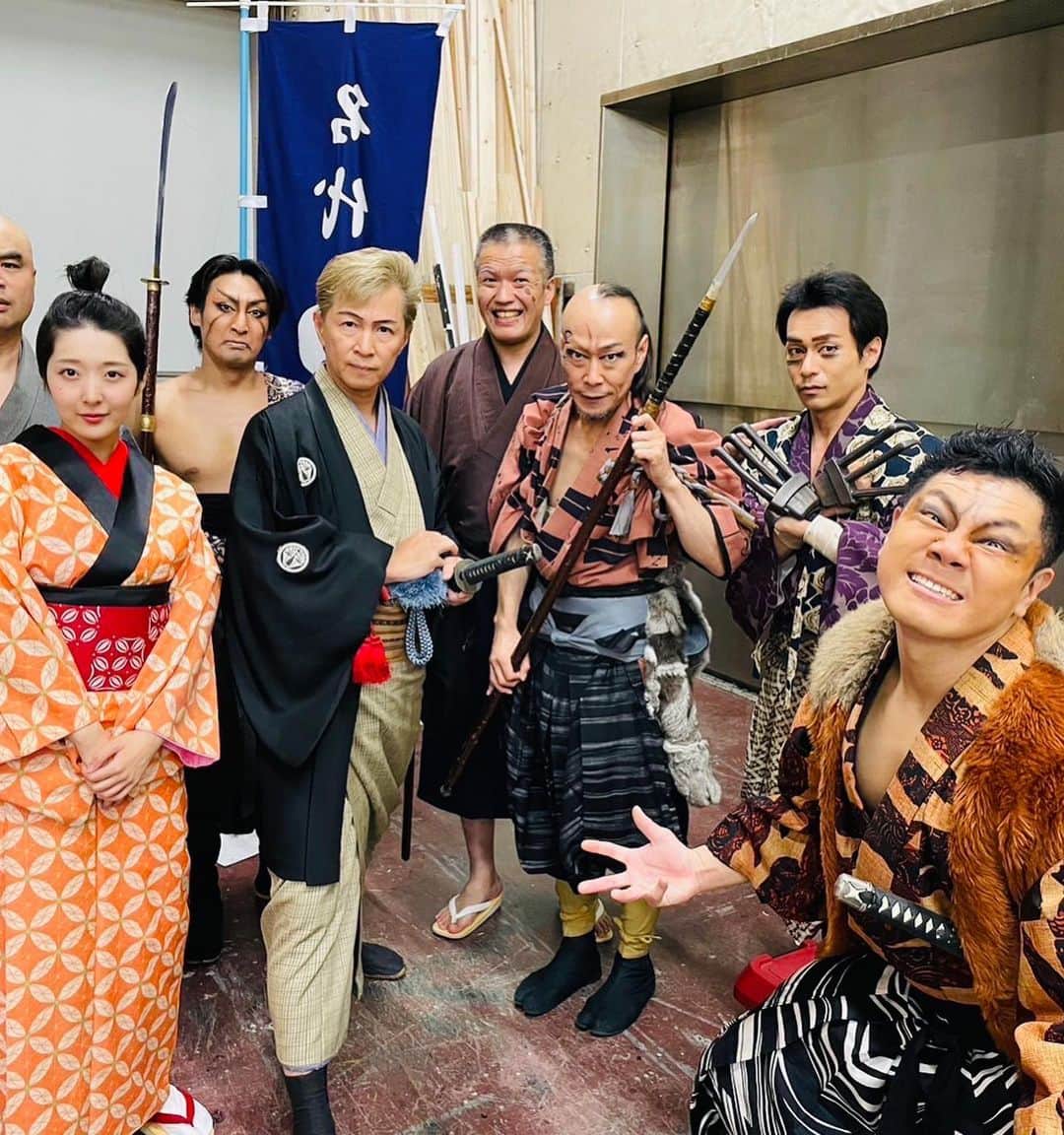 アキ（荒木良明）さんのインスタグラム写真 - (アキ（荒木良明）Instagram)「みなさん、おはようございます😊 今日ですよ📺　 わたくし座長の新喜劇の放送日です👏 是非見てね👀  本当にたくさんの人に 誕生日と新喜劇総選挙2連覇のお祝いコメントをいただきました😭 誠に感謝しております🙇‍♂️ ありがとうございました  いただいたコメントの御期待にお答え出来るよう、たくさん笑ってもらえる新喜劇を作って参りたいと思います🫡  よしっ💪  昨日の「あき恵ちゃん祭り」での 「殺陣のショー」を任せていただいた時の写真を添えて🤳  わたくしの座長公演 9月12日〜18日 祇園花月 9月26日〜10/2 なんばグランド花月  9月10日  なんばグランド花月にて 「台本のないコメディー」があり、特別番組として収録もされます😊　ぜひ  #よしもと新喜劇 #新喜劇アキ #殺陣 #誕生日」9月9日 8時00分 - mizutamareppuaki