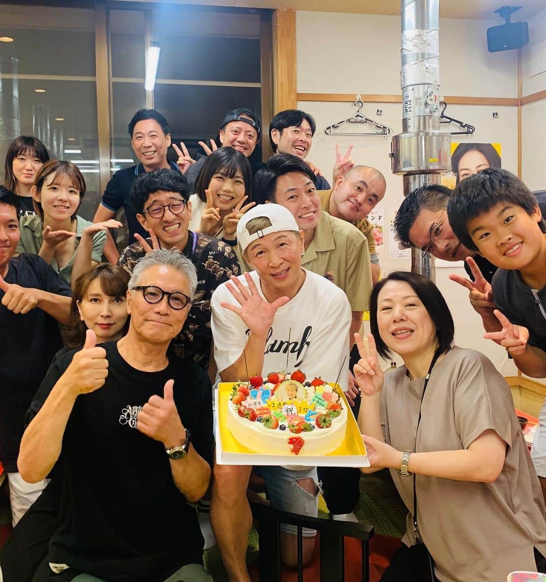 アキ（荒木良明）さんのインスタグラム写真 - (アキ（荒木良明）Instagram)「みなさん、おはようございます😊 今日ですよ📺　 わたくし座長の新喜劇の放送日です👏 是非見てね👀  本当にたくさんの人に 誕生日と新喜劇総選挙2連覇のお祝いコメントをいただきました😭 誠に感謝しております🙇‍♂️ ありがとうございました  いただいたコメントの御期待にお答え出来るよう、たくさん笑ってもらえる新喜劇を作って参りたいと思います🫡  よしっ💪  昨日の「あき恵ちゃん祭り」での 「殺陣のショー」を任せていただいた時の写真を添えて🤳  わたくしの座長公演 9月12日〜18日 祇園花月 9月26日〜10/2 なんばグランド花月  9月10日  なんばグランド花月にて 「台本のないコメディー」があり、特別番組として収録もされます😊　ぜひ  #よしもと新喜劇 #新喜劇アキ #殺陣 #誕生日」9月9日 8時00分 - mizutamareppuaki