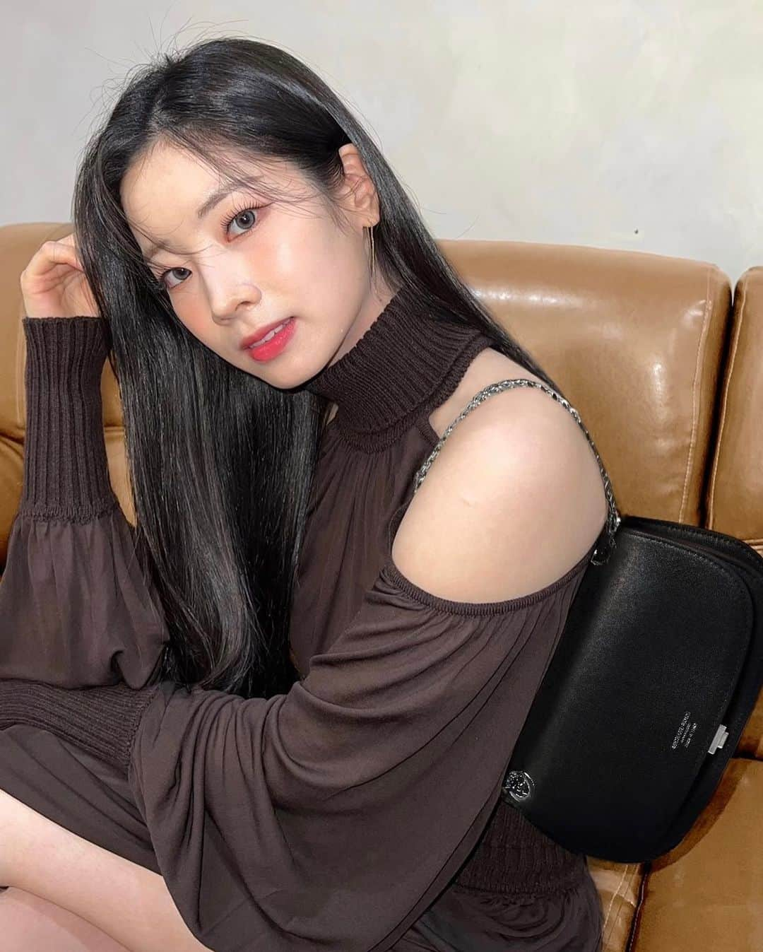 マイケルコースさんのインスタグラム写真 - (マイケルコースInstagram)「On tour with global group Twice, Michael Kors Global Brand Ambassador Dahyun wears a chiffon and cashmere dress and a Christie envelope bag from the Fall/Winter 2023 Michael Kors Collection runway.  #MichaelKorsCollection #Dahyun #Twice」9月9日 8時02分 - michaelkors