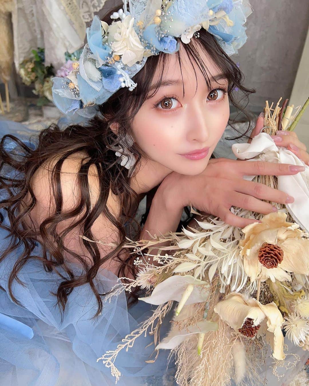 堀井大輔のインスタグラム：「・ studio @joy_studio_tokyo  model @tubasa_001  hair/photo @daisuke_5511  hairaccessory/bouquet @bebu_flower  ・ 撮影依頼はdmからお願い致します✉ ͗ ͗ ・  #ホリージョ #ホリージョ撮影 #作品撮り #ヘアアレンジ #東京ホリージョ撮影 #東京 #東京撮影スタジオ #ウェディングドレス #ブライダルヘア  #カメラ #カメラマン #撮影 #かわいいは正義 #美容院 #美容師」
