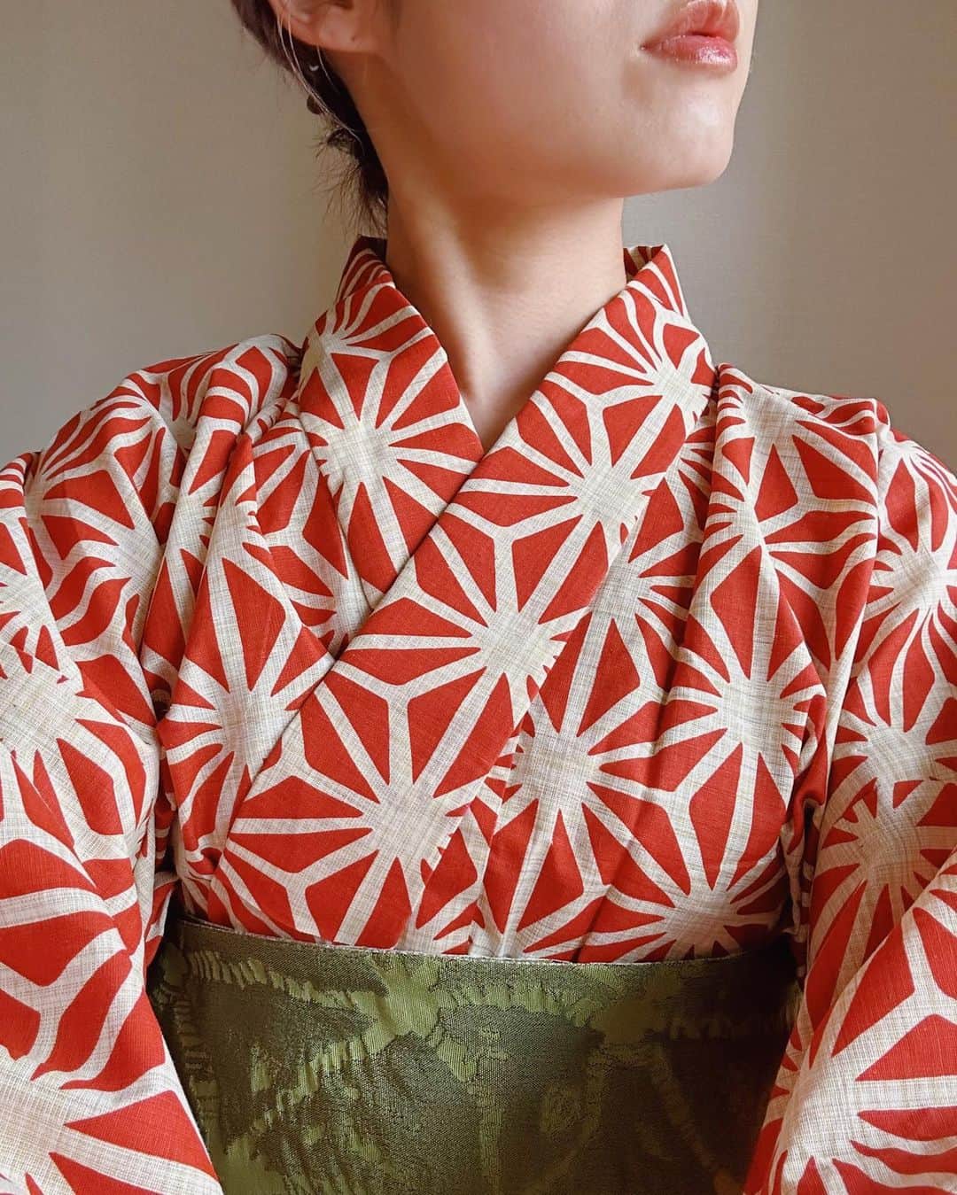 和田美由紀のインスタグラム：「浴衣を自分で着れるようになった夏✌️💕🍧 YouTubeとたじみうに教えてもらった🫶🏻ありがとー👼🏻 秋は編み物に挑戦してみようと棒針を初めて購入してやってみておりますが苦戦してます💁🏼‍♀️ 頭の体操になって良いかも😇 あみあみしてるの動画で見てると簡単そうなのになぁ  #食欲と物欲の秋（年中か😇） #編み物マスター目指そう #編み師和田 #秋の終わりに目指してなかったら #すみません😎」