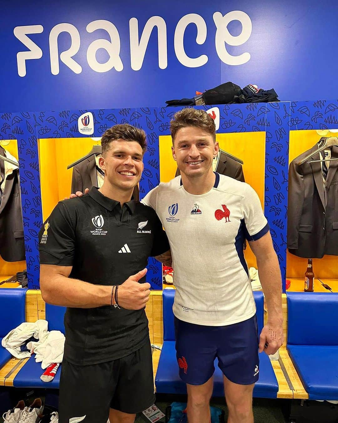 ボーデン・バリットのインスタグラム：「🤝🇳🇿 Thank you @allblacks. Always a pleasure to share the stage with you ! 🙏  @mattjalibert @beaudenbarrett #UnisPourUnRêve #FRAvNZL #XVdeFrance #NeFaisonsXV #RWC2023」