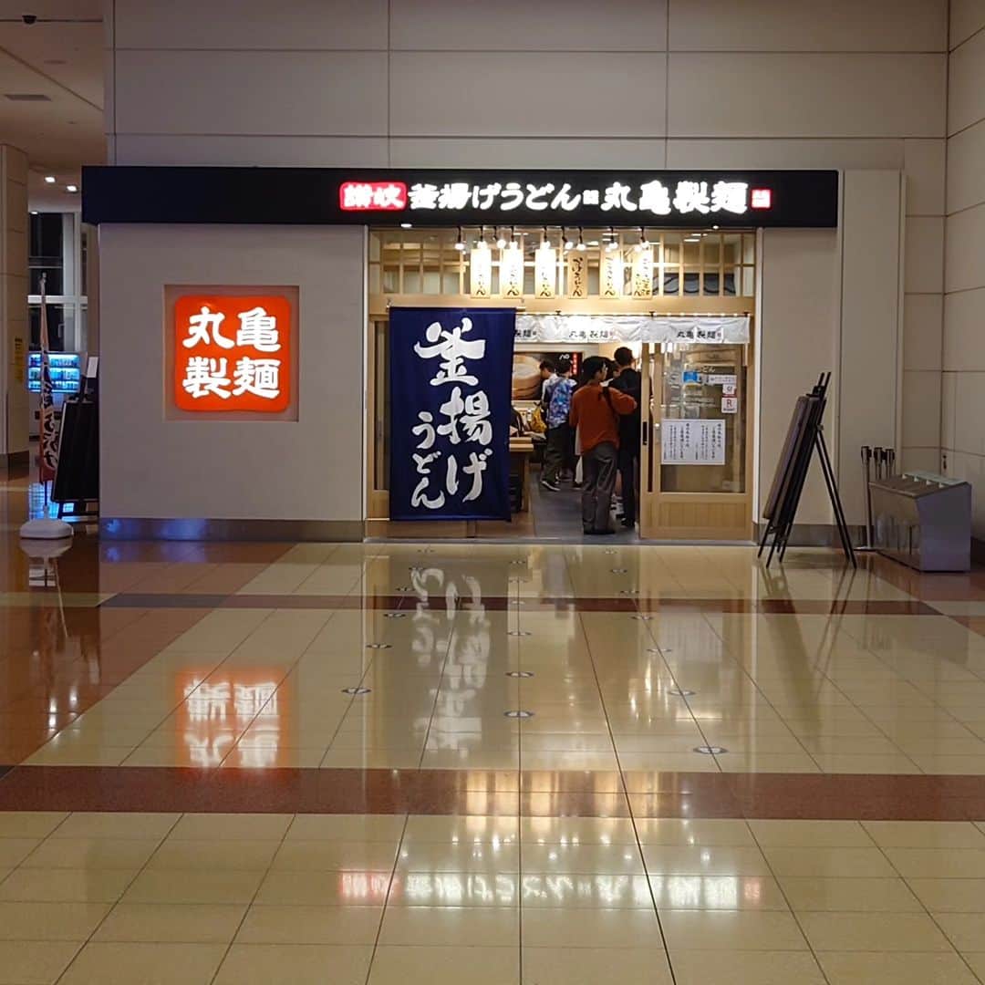 桂宮治さんのインスタグラム写真 - (桂宮治Instagram)「昨日あんなに第１ターミナルだと言われたのに第２ターミナル来ちゃった… 落ち着く為にうどんを食べて徒歩で１タミ向かいます😅」9月9日 8時25分 - miyajikatura